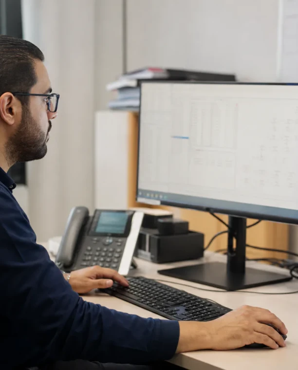 Administrateur système contrôlant la configuration d'un pare-feu d'entreprise à Laâyoune