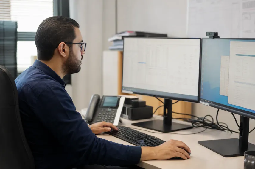 Administrateur système contrôlant la configuration d'un pare-feu d'entreprise à Laâyoune