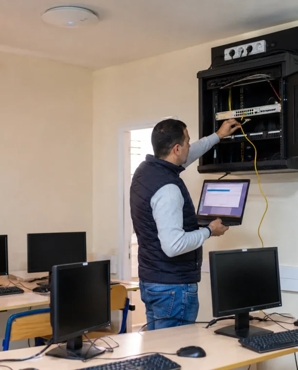 Salle informatique et postes partagés d'un établissement scolaire à Laâyoune