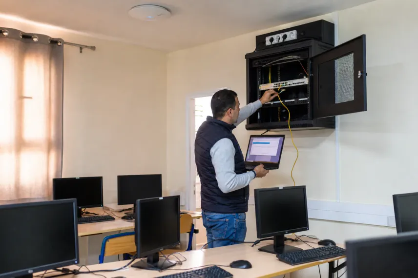 Salle informatique et postes partagés d'un établissement scolaire à Laâyoune