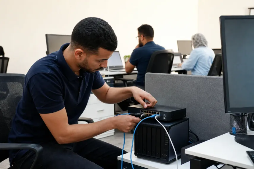 Parc de postes informatiques dans les bureaux d'une PME à Laâyoune